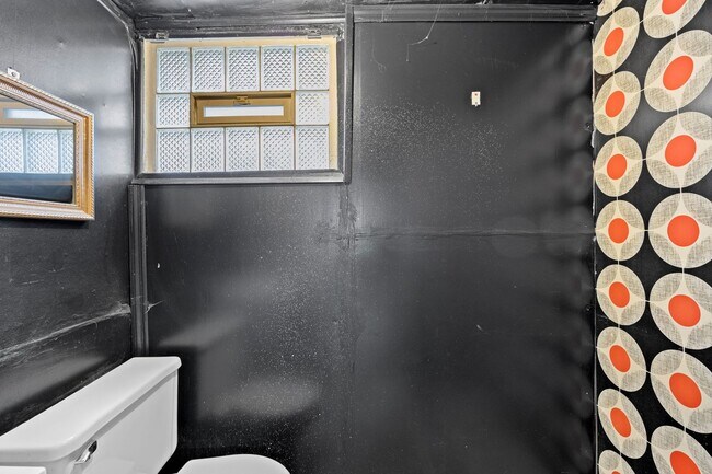 Building Photo - HYDE PARK - Move In Special! Gorgeous 3BR ...