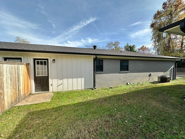 Building Photo - Available Now! Recently Remodeled 3 Bedroo...