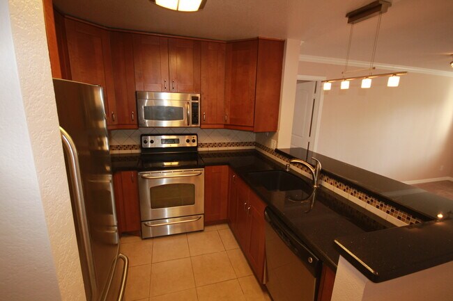 Building Photo - 2 Bedroom Upgraded Condo Close to UCSD - H...