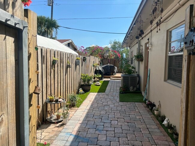 Building Photo - 1130 NE 3rd Ave