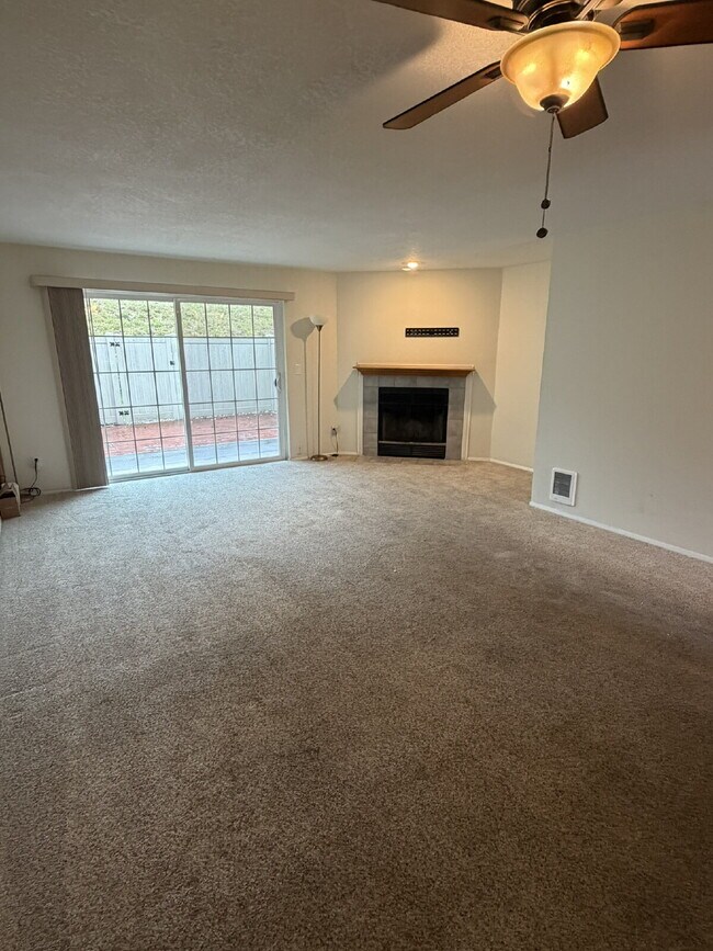 Building Photo - 2 Bedroom Townhome in Kent, Available for Immediate Move In