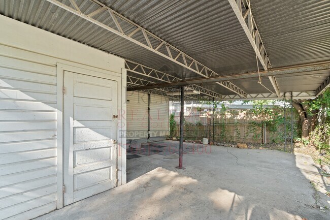 Building Photo - 108 Comer St