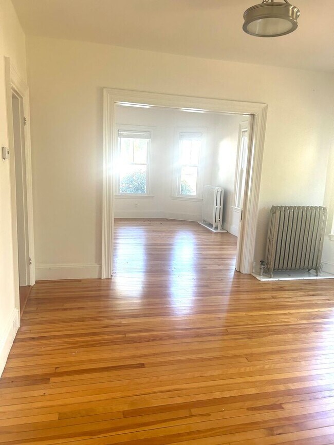 Building Photo - Beautiful 3BR/1.5BA Home Available Septemb...