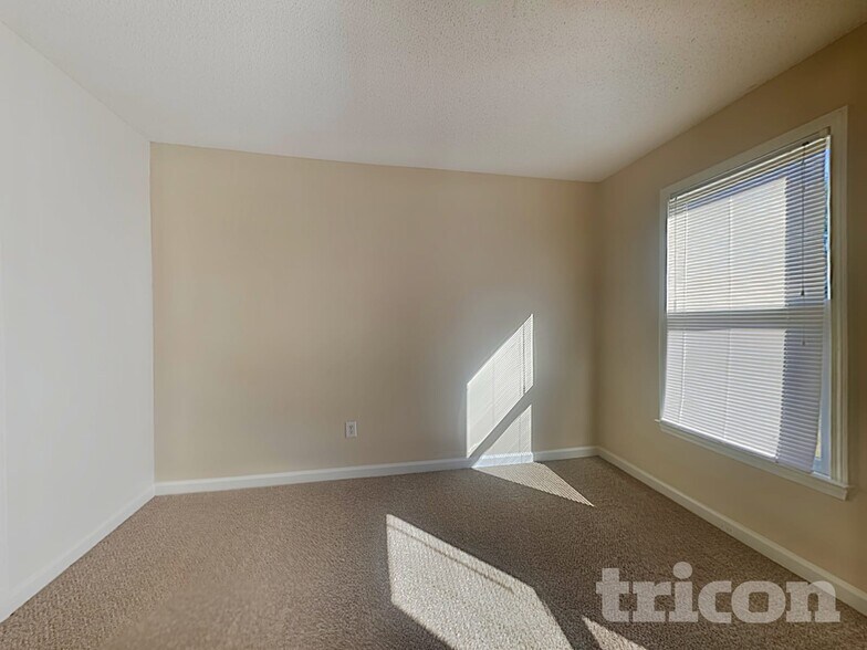 Building Photo - 447 Kent Ln