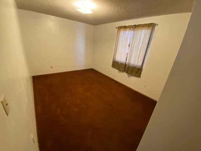 Building Photo - Cozy 3 Bedroom 1 Bath Home with Large Yard & 1 Car Attached Garage