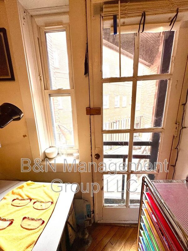 Building Photo - 1057 W Dakin St