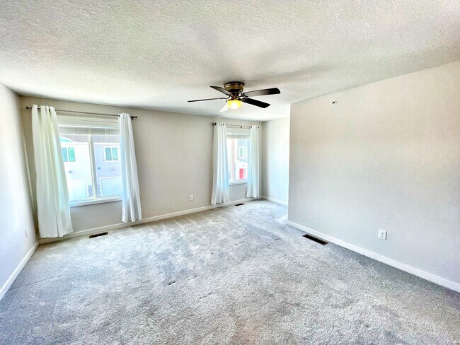 Building Photo - 327 NE Otter Dr