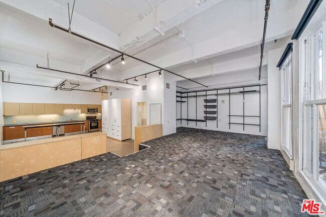Building Photo - 738 S Los Angeles St