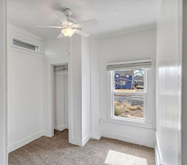 Building Photo - Renovated 2 Bedroom in Downtown Victorian Complex