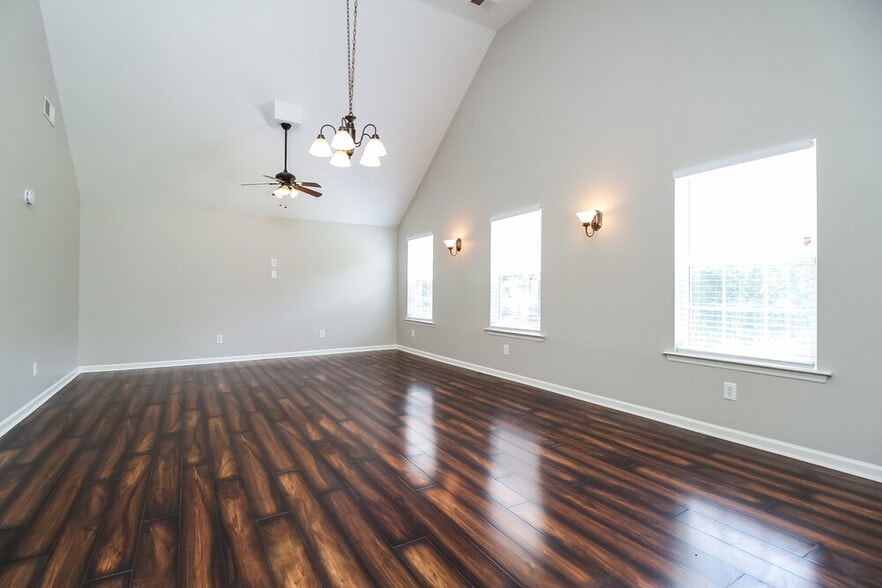 Building Photo - 597 Butternut Trce