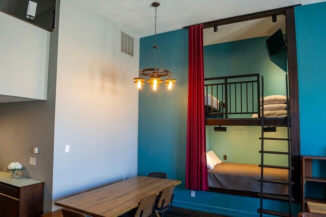 Building Photo - 204 N Walnut St