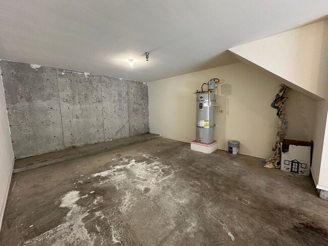 Building Photo - Lovely 2 bedroom Townhome in great Central...