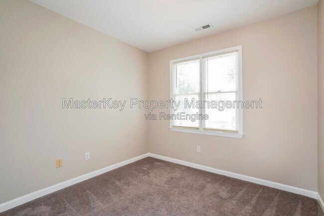 Building Photo - 1600 Nesfield Pl
