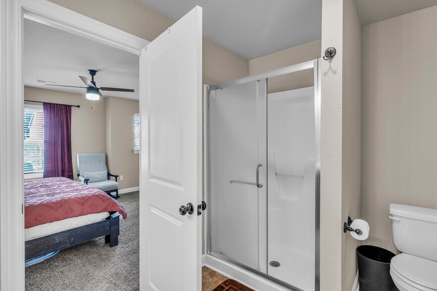 Building Photo - 9411 N Adrian Ave