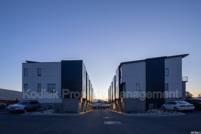 Building Photo - 1541 E Talo Ct