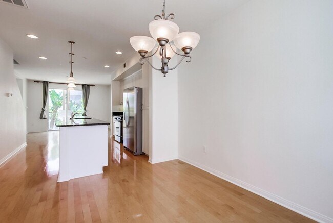 Building Photo - Available Now! Tri-Level 3 Bedroom 3.5 Bath Townhome!!