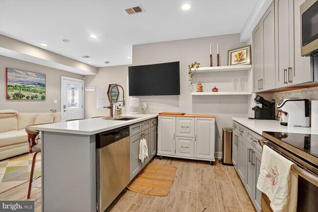 Building Photo - 1014 10th St NE