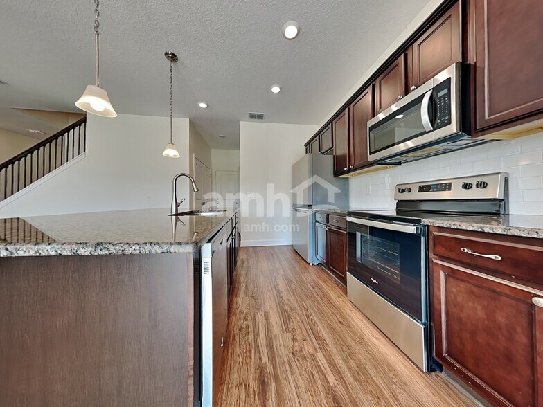 Building Photo - 1005 Walden Pond Dr