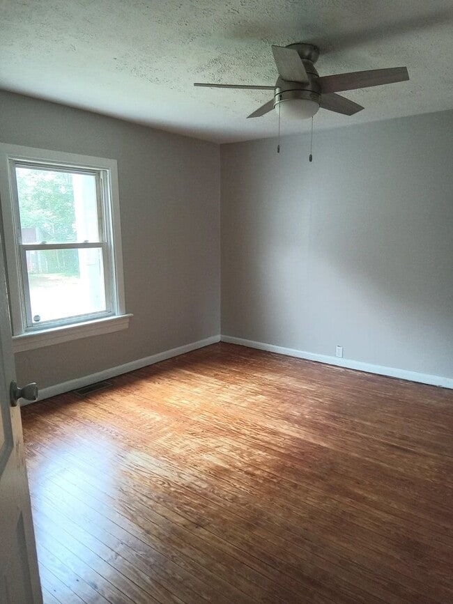 Building Photo - Renovated 2BR, 1 BA Duplex Apartment