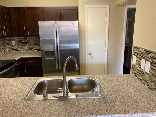 Building Photo - Gated community just minutes south of the ...