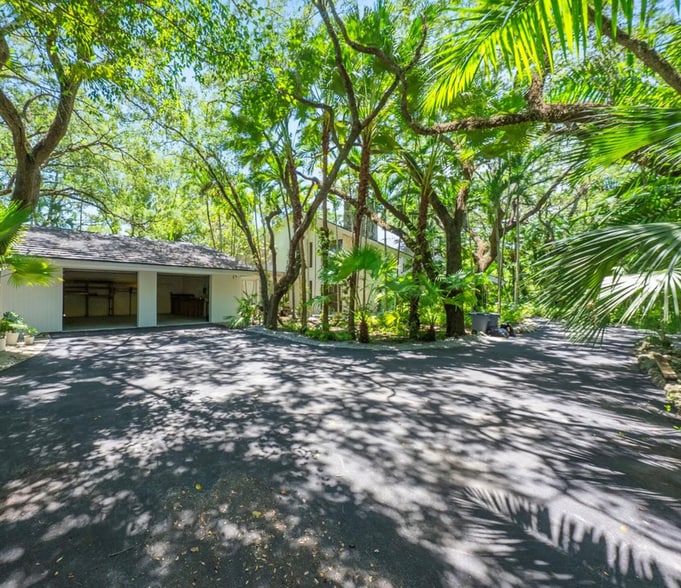 Building Photo - 5600 Oakwood Ln