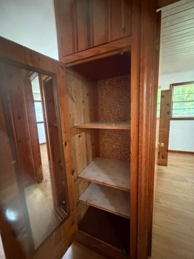 Building Photo - 2 Bedroom, 1 Bath home nestled in the heart of Maryville city in historic Sunset View.