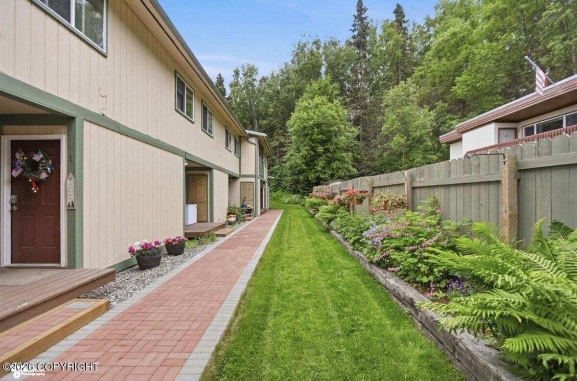 Building Photo - 1054 W 20th Ave