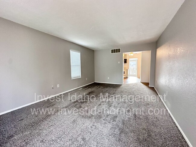 Building Photo - Fantastic location in SE Boise