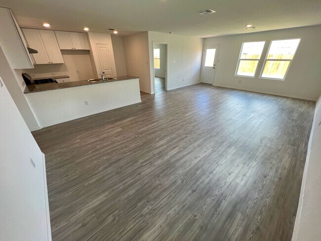 Building Photo - Beautiful 4-Bed 2-Bath Home in the Fabulou...