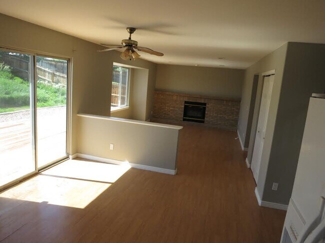 Building Photo - 3 bedroom / 3 bathroom / 3 car garage!