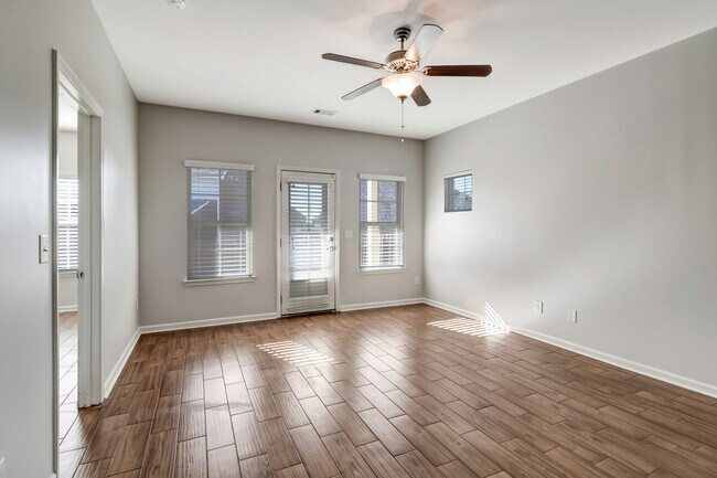 Building Photo - 1018 Hemlock Dr