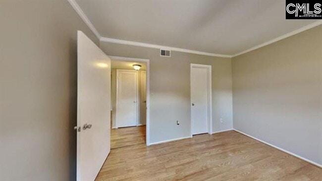 Building Photo - 601 Riverhill Cir