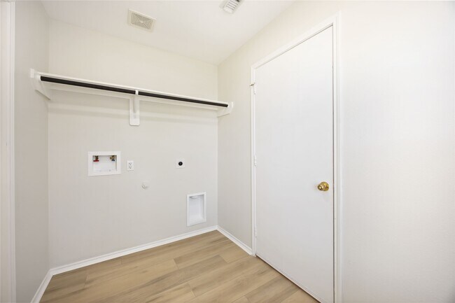 Building Photo - 1827 Cold River Dr