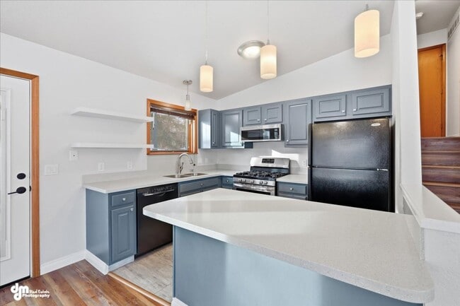 Building Photo - Recently Updated 2BR + Office / 1BA Home Near Seldon Road