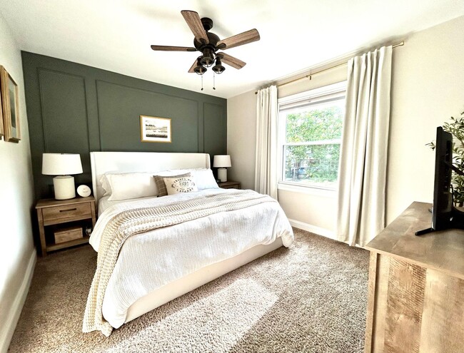 Building Photo - 1 Mile to Country Club! Sleeps 10!