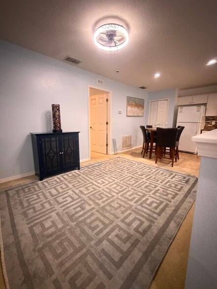 Open-concept kitchen - 16131 Loneoak View Dr