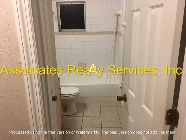 Building Photo - 3 bed 1 bath in the SE