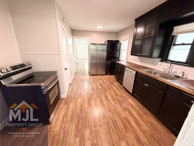 Building Photo - Updated 3 Bedroom / 1 Bath Home In KCMO *READY NOW*