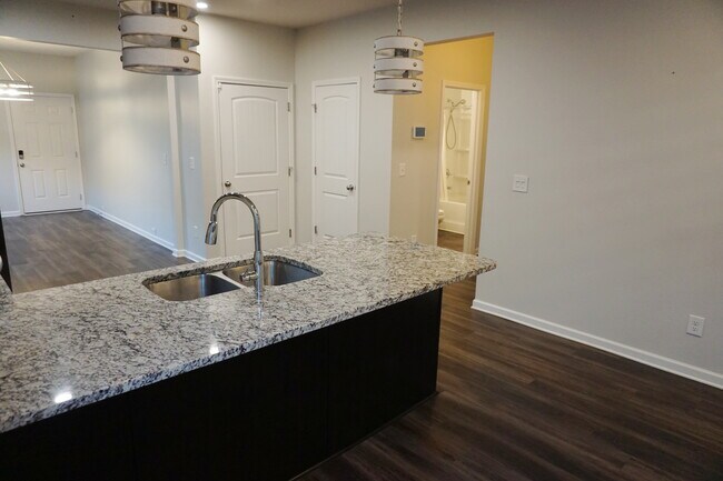 Building Photo - 2221 Silverton Dr