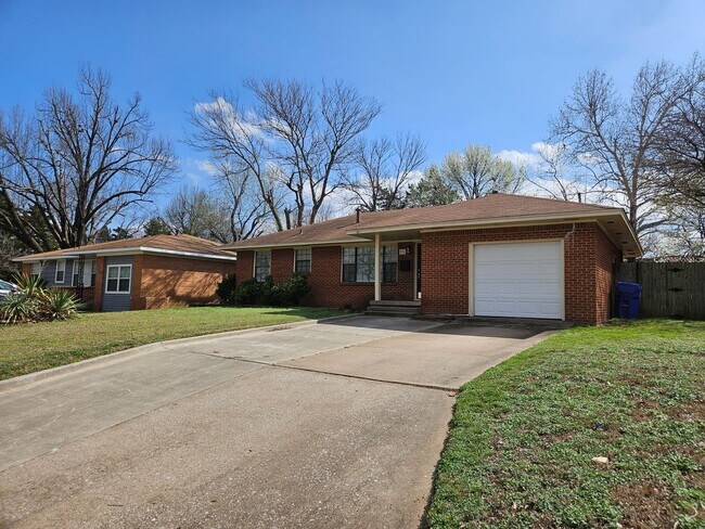 Building Photo - (3) Bed/(1) Bath Close to Campus Avail NOW!!