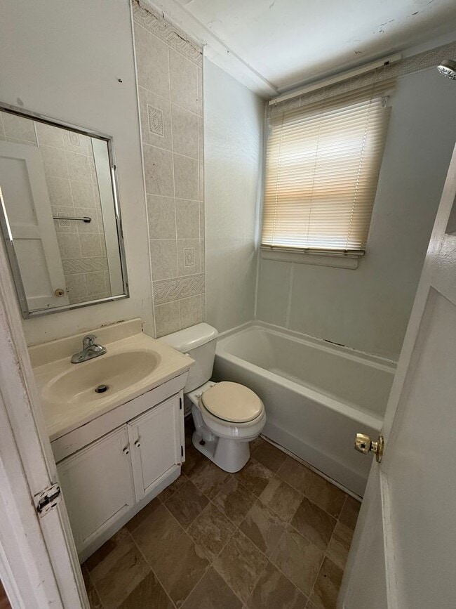 Building Photo - 124 Stadium St SW