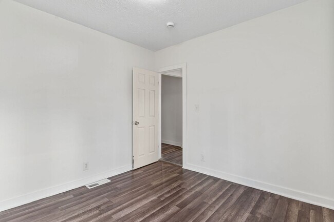 Building Photo - Charming 3 beds 1 bath Apartment in Cleveland!