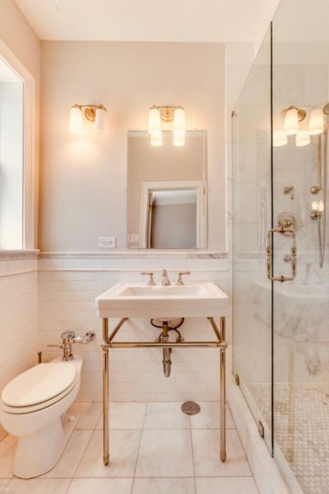 Building Photo - Exquisite 2-Bed, 2-Bath Luxury Condo in th...