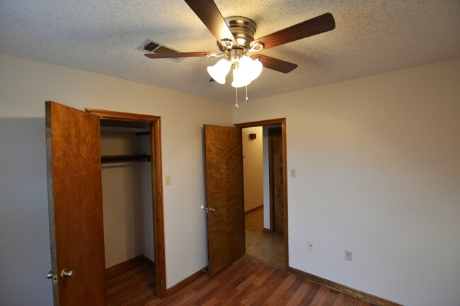 Building Photo - Newly updated 4 bedroom, 2 bath home in Me...