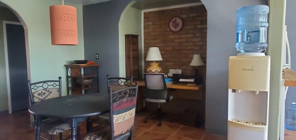 Building Photo - 1040 N Lyons Ave