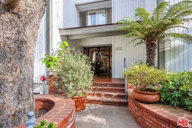 Building Photo - 406 N Oakhurst Dr