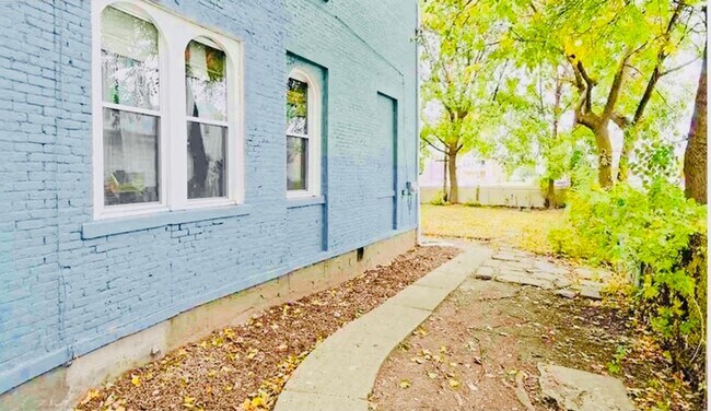 Building Photo - 807 3rd Ave
