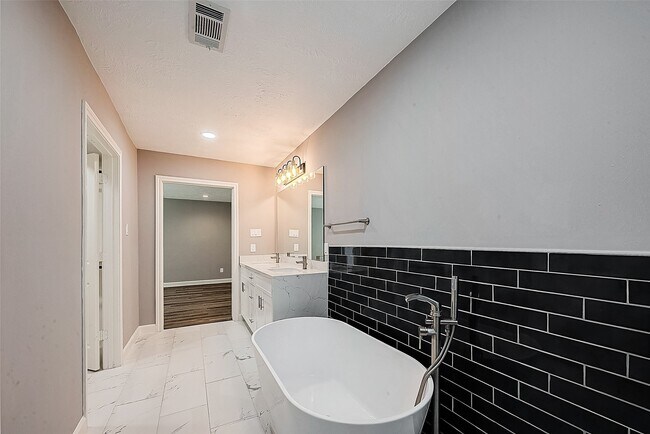 Building Photo - 1623 Cherry Ridge Dr