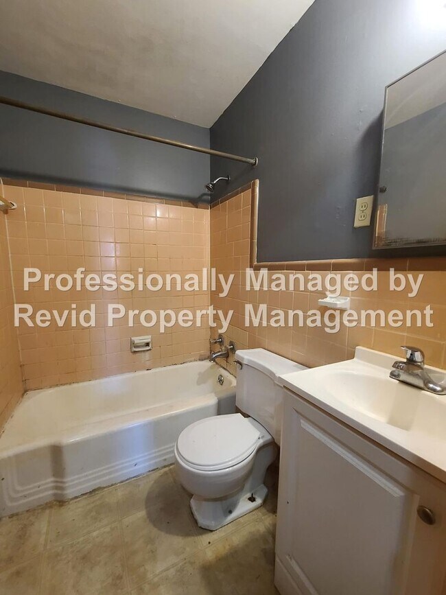 Building Photo - Large 3 bed 1.5 bath!