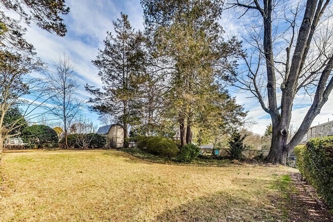 Building Photo - Spacious 3BR/2BA Rambler with Heated Sun-room and Slate Patio!